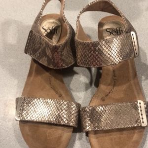 SOFFT GOLD METALLIC SNAKESKIN 2.25 INCH LEATHER SANDSLS SIZE 8